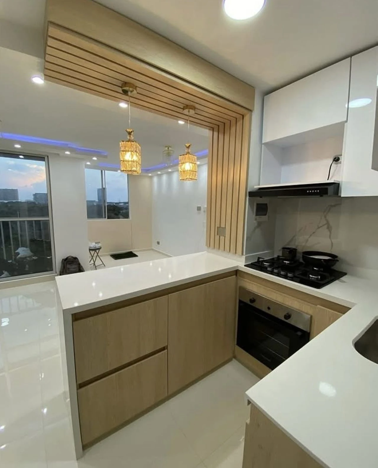 Cozinha compacta com bancadas brancas
